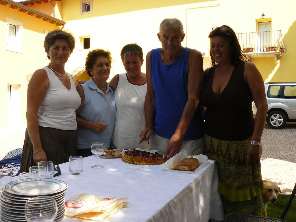 B&B Corte Barbieri Dolcè Екстериор снимка